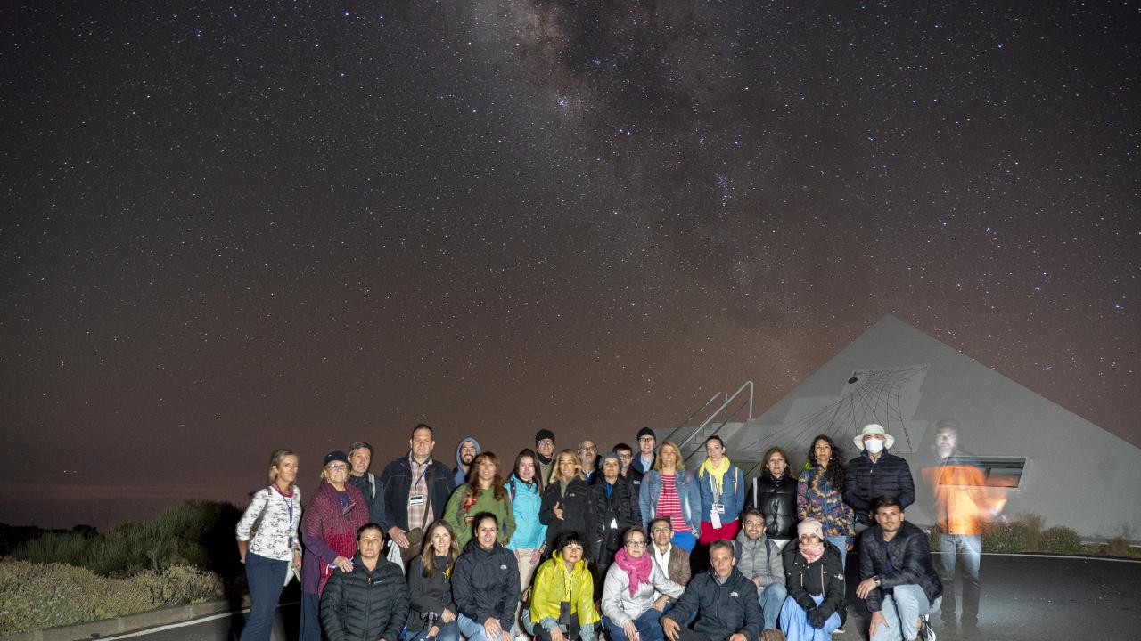 Participantes del curso AEACI 2022 durante una observación nocturna en el OT
