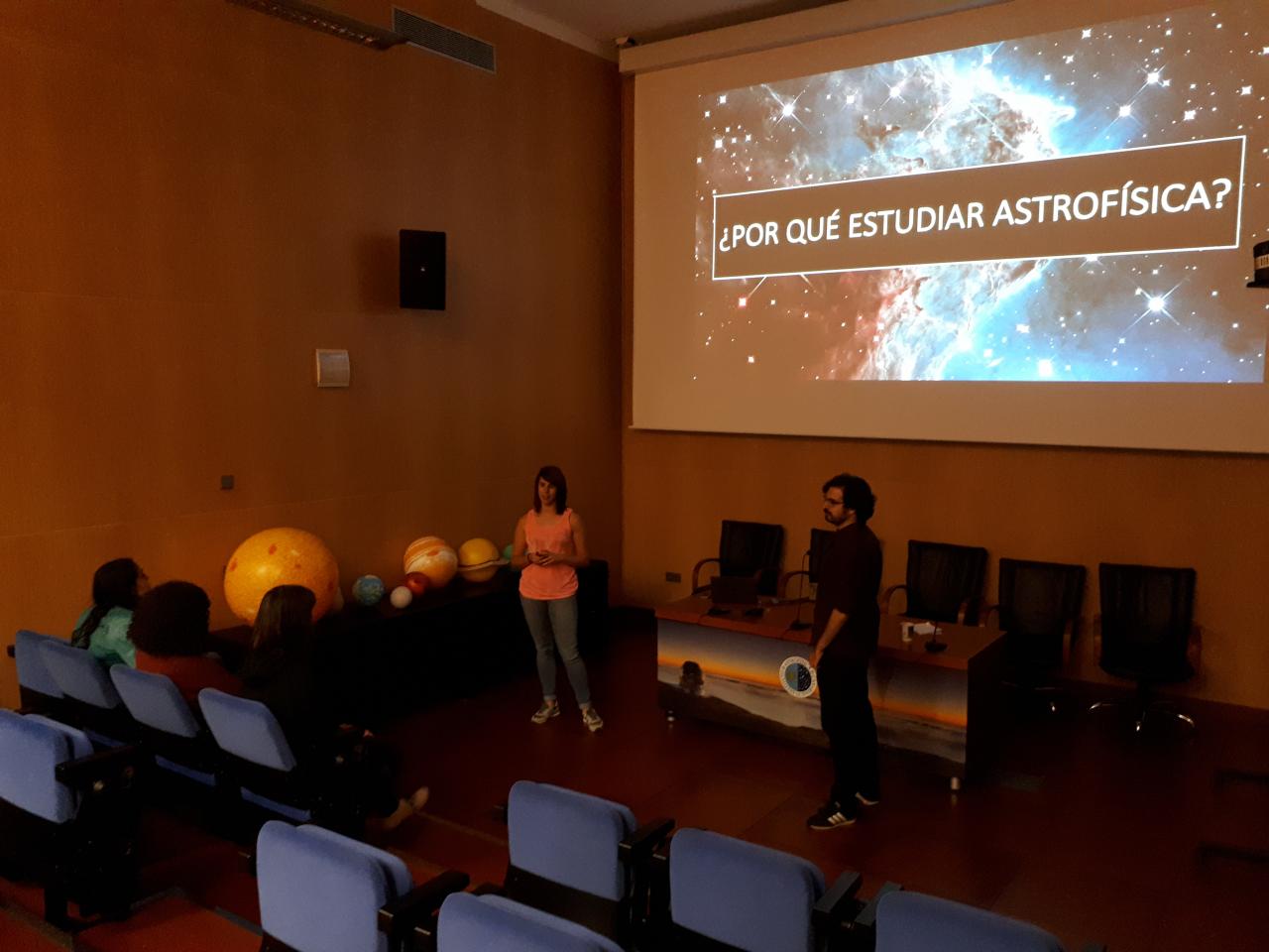 Taller de exoplanetas a cargo de la astrofísica Lucía González Cuesta y el astrofísico Alejandro Suárez Mascareño
