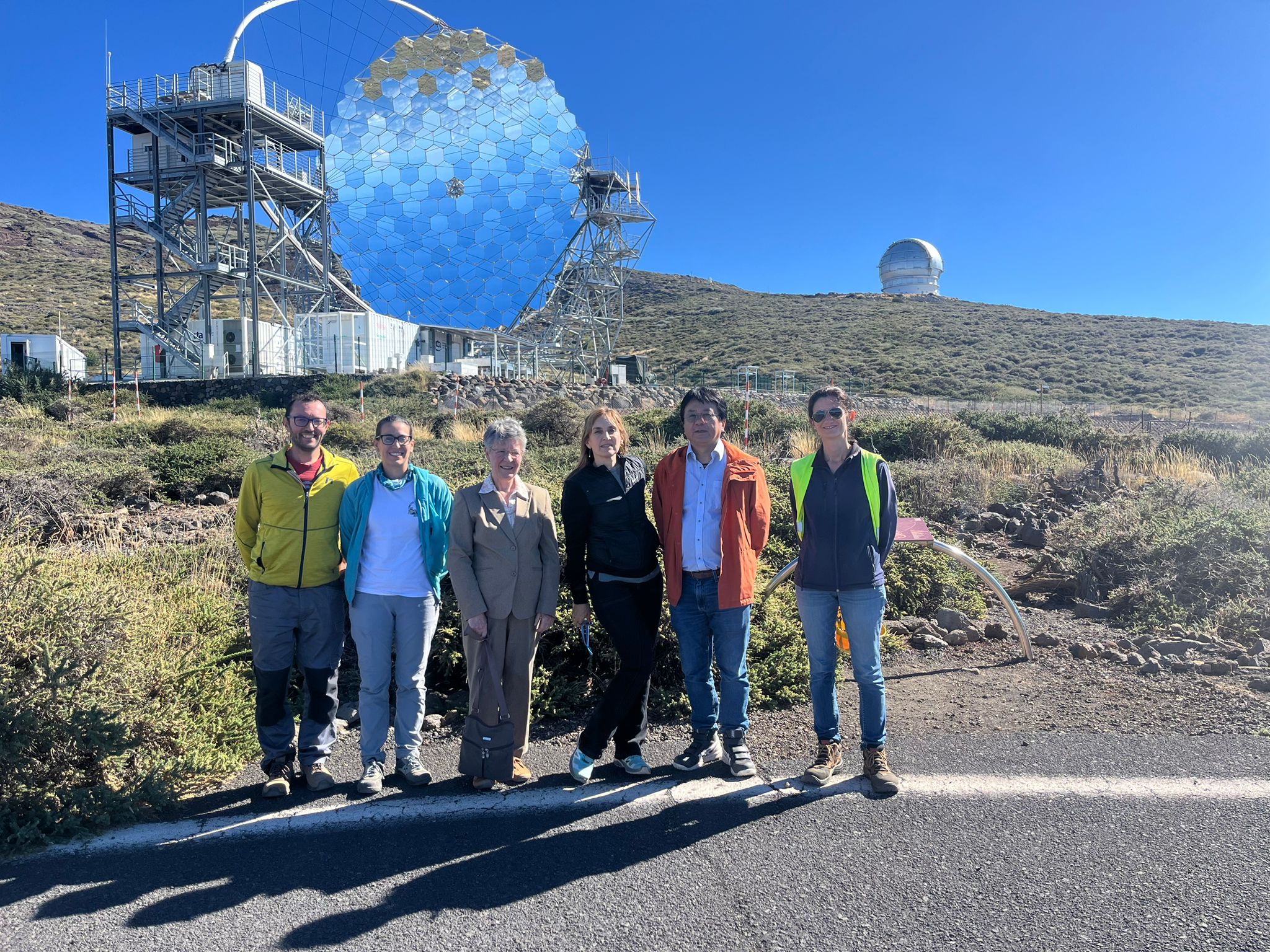 Jocelyn Bell junto a la subdirectora del IAc, Eva Villaver y personal invetsigador y Staff de alguno de los proyectos en el ORM.