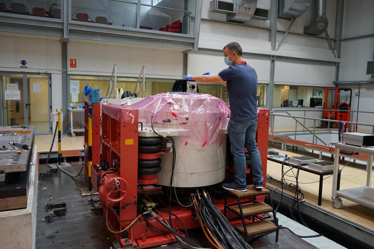 Imagen de Samuel Sordo, ingeniero de IACTEC, durante la puesta a punto del montaje para los ensayos de vibración del instrumento DRAGO en el eje vertical