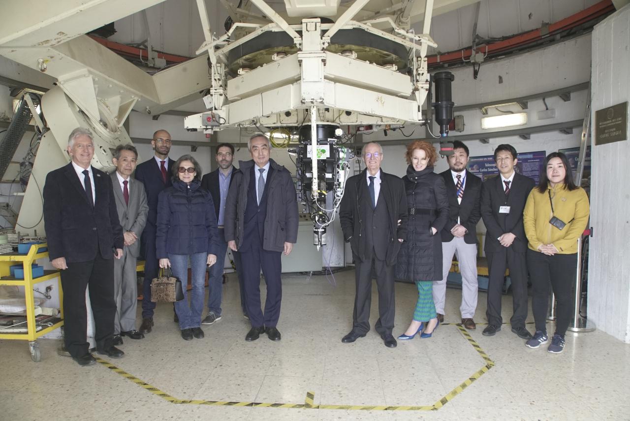 El embajador de Japón en el Observatorio del Teide junto a varios acompañantes