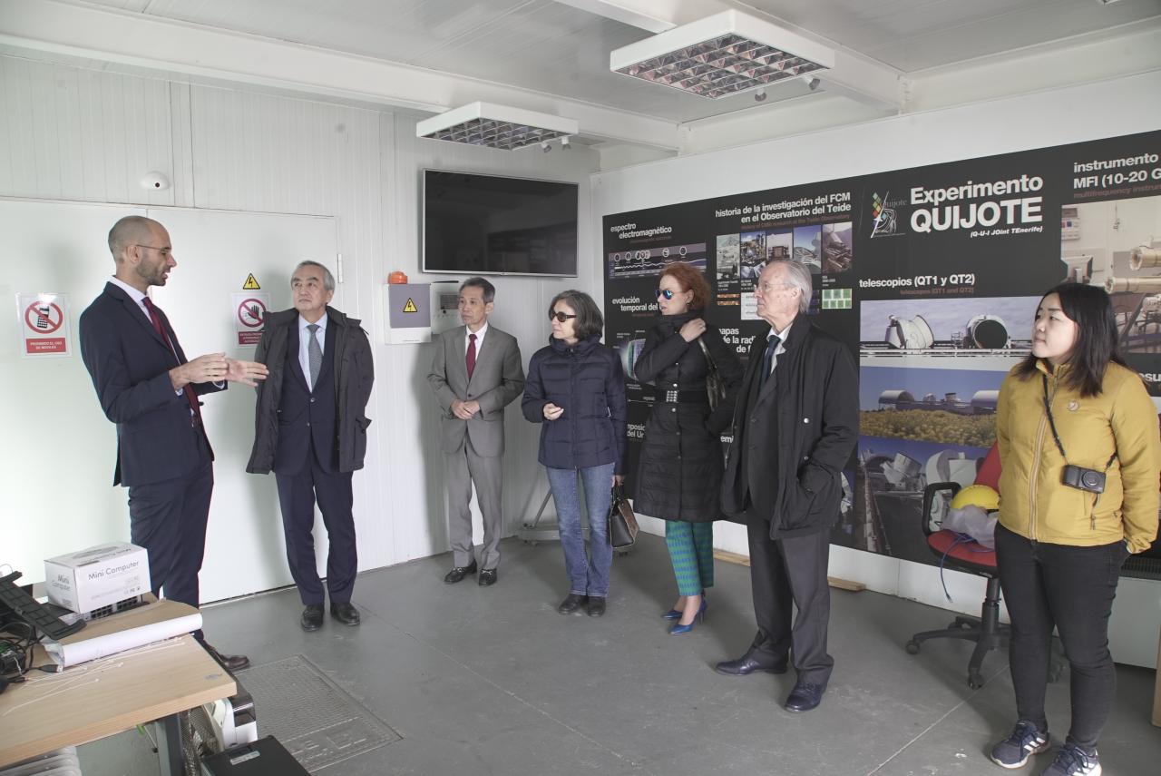 El embajador de Japón en el Observatorio del Teide junto a varios acompañantes