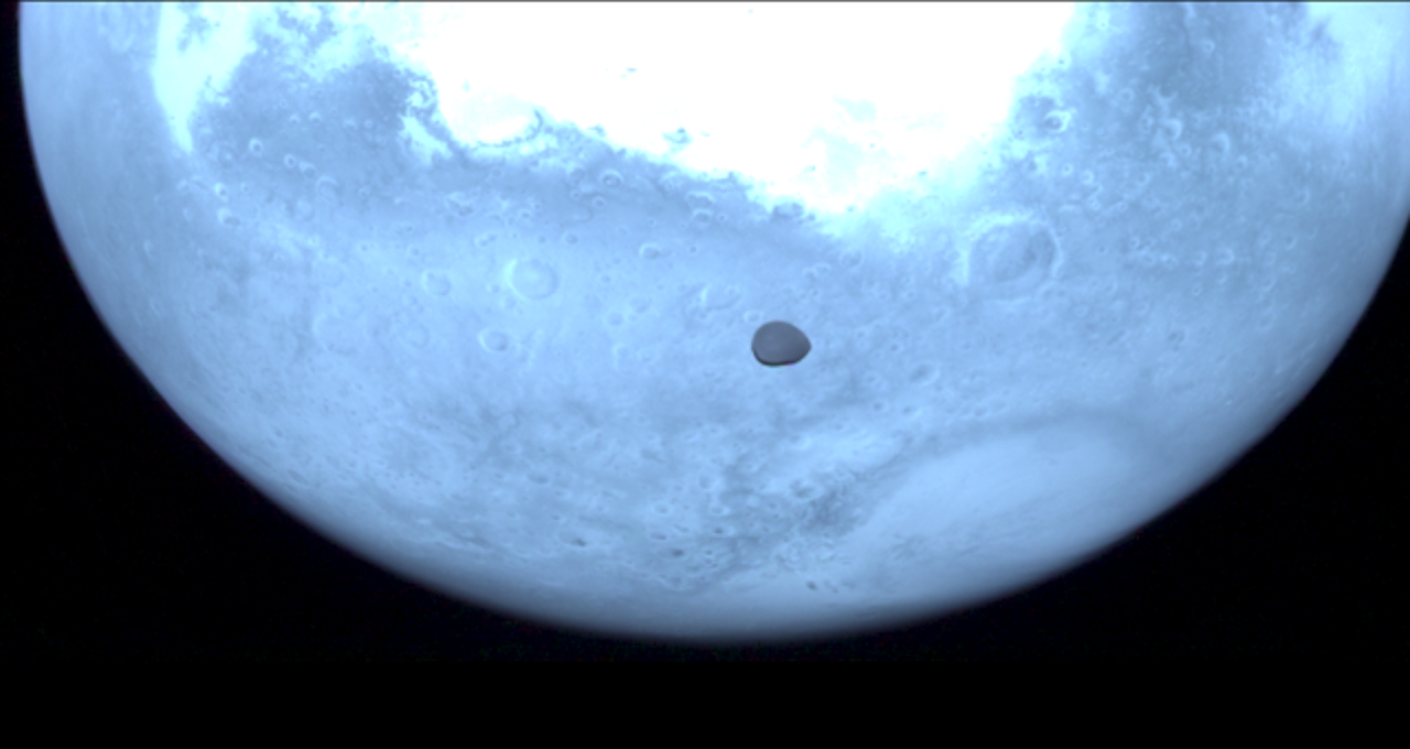 Imagen de Deimos con Marte detrás, obtenidas por el instrumento HyperScout-H de la misión Hera