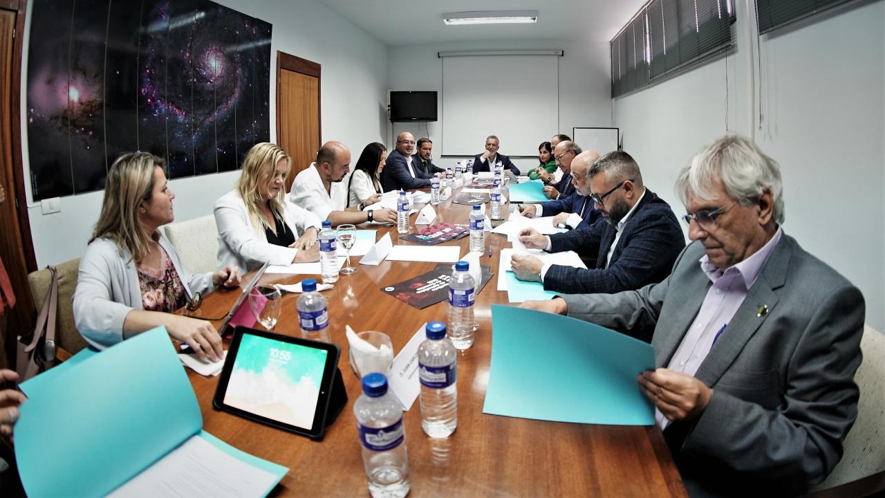 Reunión de representantes del Gobierno de Canarias, Cabildo de La Palma, Ayuntamientos de Puntagorda y Garafía y el IAC