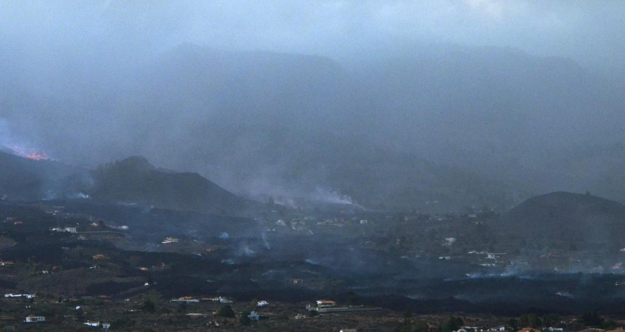 El volcán de Cumbre Vieja cubierto por la nube de humo y ceniza. Imagen tomada en el espectro visible, con una cámara Nikon. 