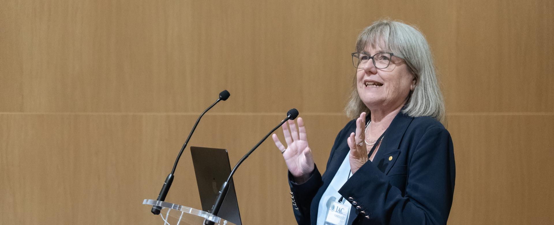 Donna Strickland, Premio Nobel de Física 2018, durante la charla realizada en el Aula del IAC Donna Strickland, Premio Nobel de Física 2018, durante la charla realizada en el Aula del IAC
