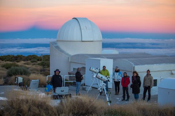 Telescopios preparados para la práctica de observación nocturna