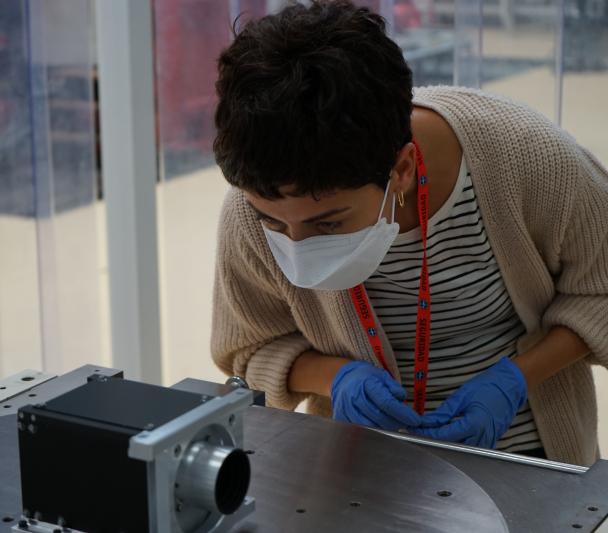 Imagen de Alba Peláez, ingeniera de IACTEC, durante la puesta a punto del montaje de pruebas para la medida del centro de gravedad del instrumento DRAGO