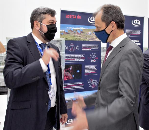 The Minister Pedro Duque talks with the IP of the CTA project, Ramón García, in the IACTEC building