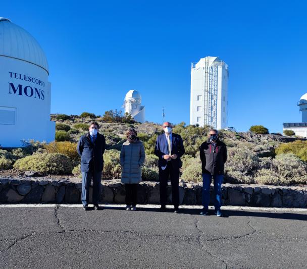 Manuel Muñiz, Casiana Muñoz-Tuñón, Anselmo Pestana y Miquel Serra-Ricart frente a los telescopios MONS y GREGOR