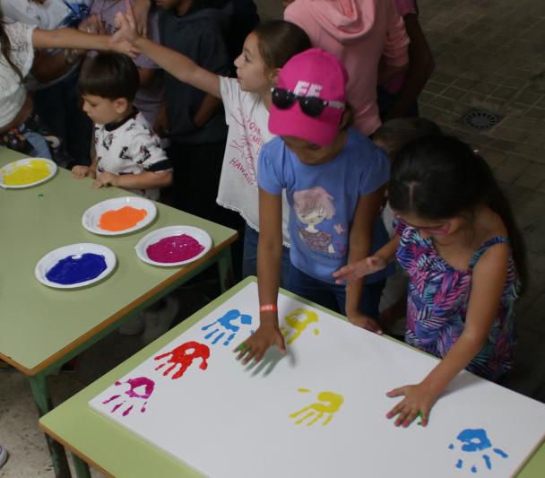Niños y niñas españoles y saharauis comparten un emotivo momento durante las actividades de Amanar en Gran Canaria. 