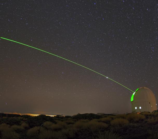 El láser de la Optical Ground Station en el Observatorio del Teide