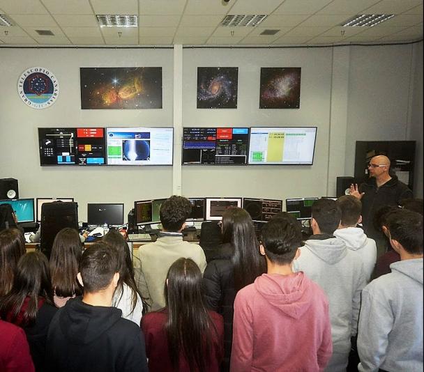 Sala de control del Gran Telescopio Canarias (GTC) durante la visita del alumnado de 4º de la ESO del programa "Nuestros Alumnos y el ORM".