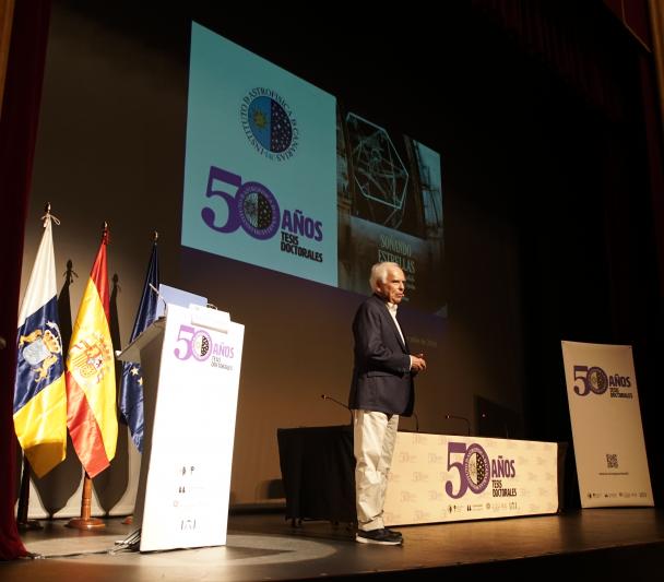 Franciso Sánchez durante su conferencia "SOÑANDO ESTRELLAS. Así nació y se consolidó la Astrofísica en España"