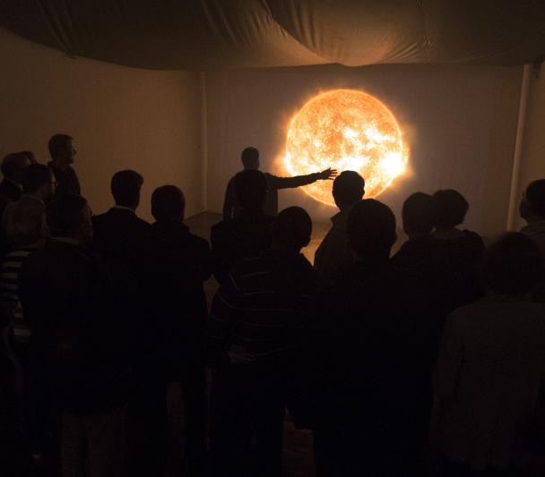 Visitantes de la exposición “Luces del Universo” ante el módulo interactivo “Inmersión Solar”, en la planta superior del Sala de Arte Instituto Canarias Cabrera Pinto (La Laguna). Créditos: Daniel López/IAC