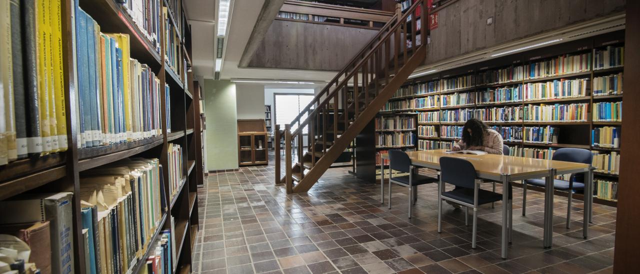 Biblioteca del IAC: vista de las estanterías de libros en la sala principal