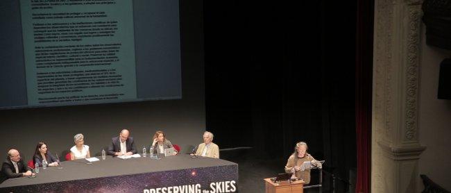 La escritora Elsa López, leyendo las Resoluciones adoptadas en el congreso “Preserving the Skies” durante la clausura, en el teatro Circo de Marte de Santa Cruz de La Palma. Foto: Elena Mora (IAC).
