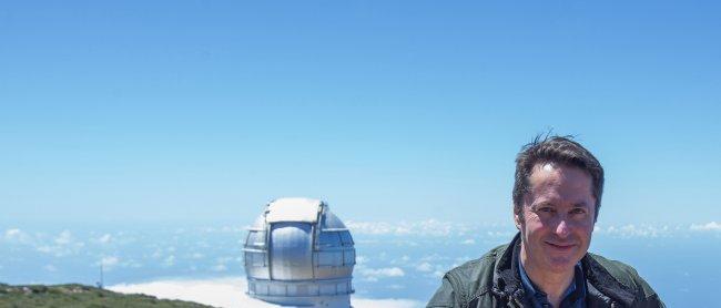 Ignacio Cirac at the Roque de los Muchachos Observatory (Garafía, La Palma) and the GTC behind him. Credit: Daniel López/IAC.