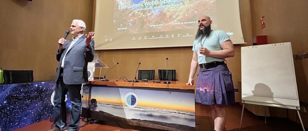 El astrofísico y divulgador Ethan Siegel junto al director del IAC, Valentín Martínez Pillet