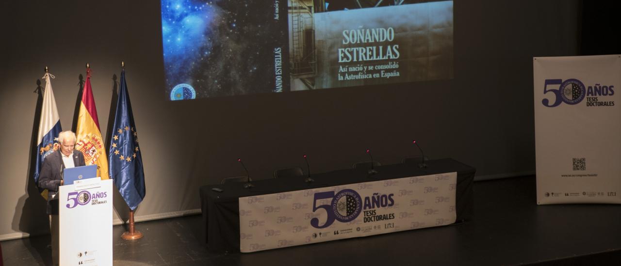 Franciso Sánchez en el Teatro Leal durante su charla "SOÑANDO ESTRELLAS. Así nació y se consolidó la Astrofísica en España"