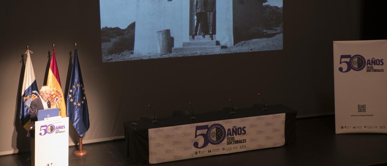 Franciso Sánchez muestra una de las primeras instalaciones el Observatorio del Teide