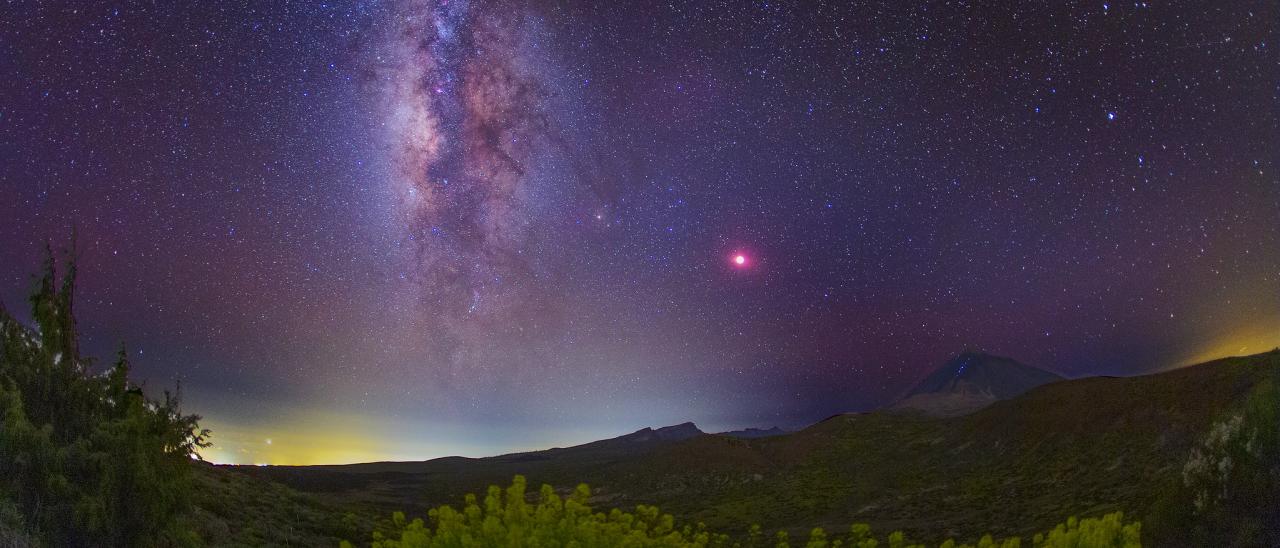Eclipse de Luna y Vía Láctea sobre el PN del Teide