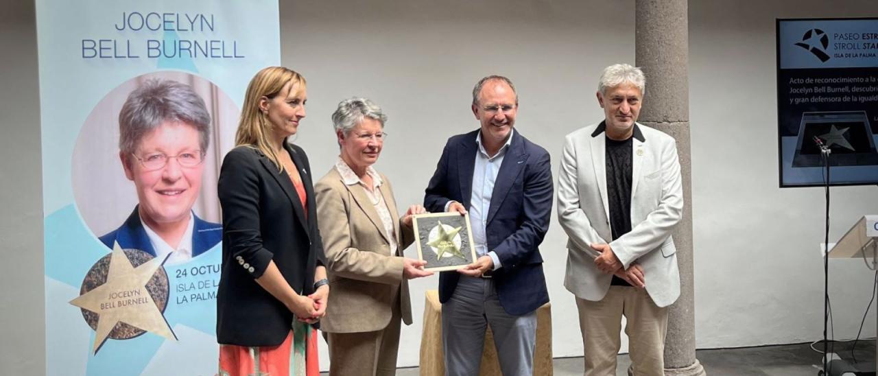 El presidente del Cabildo de La Palma, Sergio Rodríguez, entrega la estrella a Jocelyn Bell juntoa Eva Villaver y a Garik Israelian. 