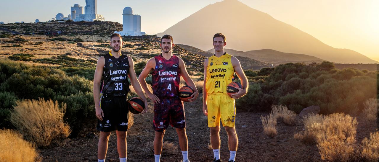 "Los jugadores del Lenovo Tenerife Iván Cruz-Uceda , Sergio Rodríguez y Tim Abromaitis con las nuevas equipaciones inspiradas en el cielo de Canarias en el Observatorio del Teide