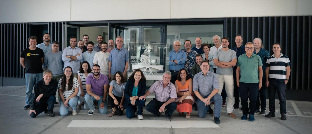 The director of IAC, Valentín Martínez Pillet and the team of engineers of the European Solar Telescope, alongside the international panel of reviewers with the telescope model, during the evaluation in Tenerife. / Inés Bonet (IAC)
