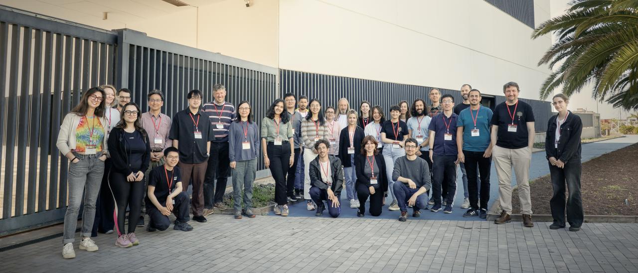 Asistentes al workshop "From Fake News to Real Clusters: The Controversial Fate of High-z Galaxy Protoclusters" junto al edificio IACTEC en La Laguna