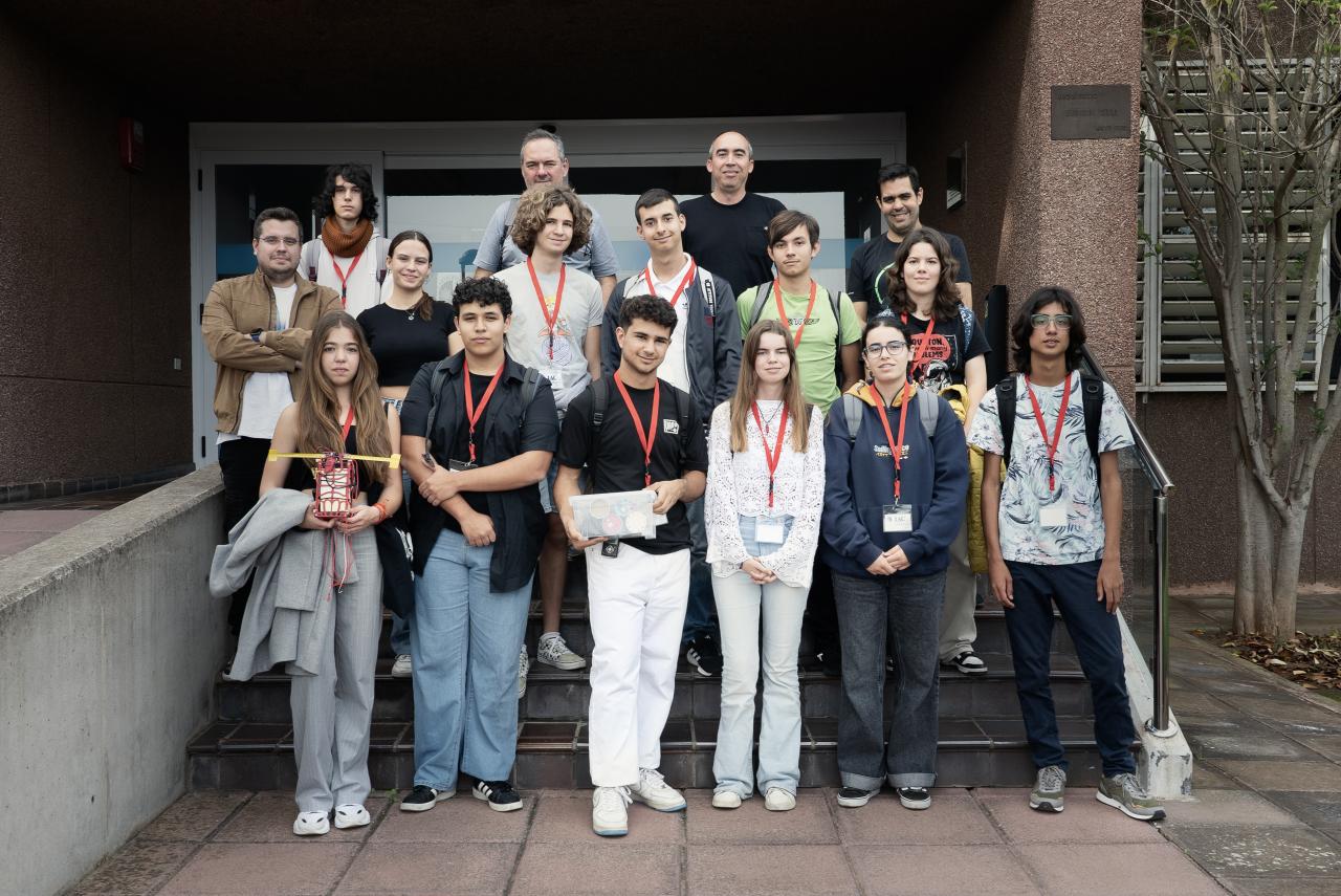 Estudiantes y profesores del IES Viera y Clavijo junto con personal del IAC antes de comenzar la visita. / Crédito: Inés Bonet (IAC).