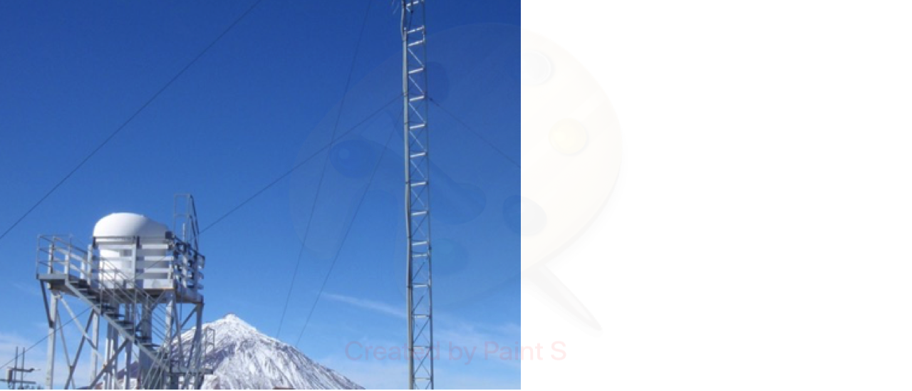 Monitor automático de seeing DIMMA en el Observatorio del Teide, un instrumento gestionado por el SQT. En el lado derecho se aprecia un sector del mástil de una de las estaciones meteorológicas automáticas.
