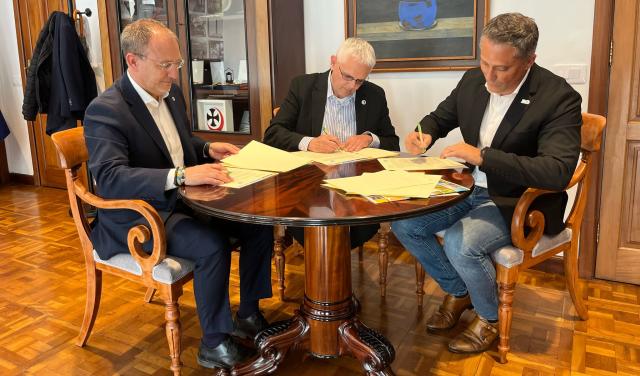 (From left to right) The president of the Cabildo de La Palma, Sergio Rodríguez; the director of the IAC, Valentín Martínez Pillet; and the executive director of the La Palma Biosphere Reserve, Alfonso Montes de Oca, during the signing of the protocol