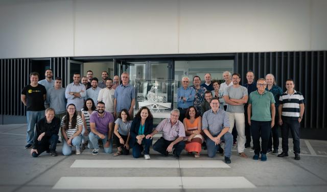 El director del IAC, Valentín Martínez Pillet, con el equipo de ingenieros del Telescopio Solar Europeo junto al panel de revisores internacionales con la maqueta del telescopio, durante la evaluación en Tenerife. / Inés Bonet (IAC)