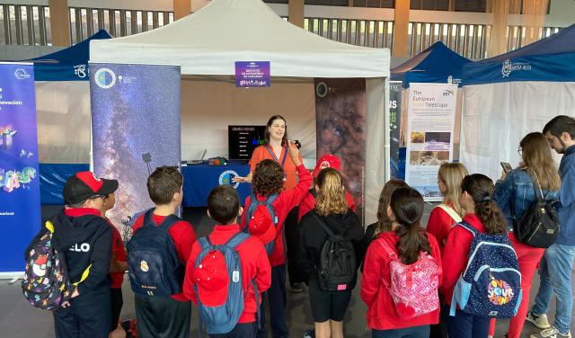 Estudiantes visitan el stand del IAC en la Miniferia de la Ciencia y la Innovacion 2025 celebrada en La Palma