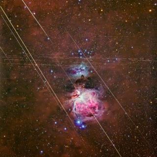 Imagen obtenida a partir de capturas tomadas entre las 0:50-05:10 UT del 14 de diciembre 2014, desde el Observatorio del Teide (Instituto de Astrofísica de Canarias, IAC), en el momento de la máxima actividad de las Gemínidas. El campo está centrado en la Nebulosa de Orión (M42), situada a una distancia de unos 1500 años luz de la Tierra. Es la nebulosa difusa de emisión más impresionante de las que pueden contemplarse a simple vista en el cielo del hemisferio boreal (IAM septiembre 2007). En la parte super