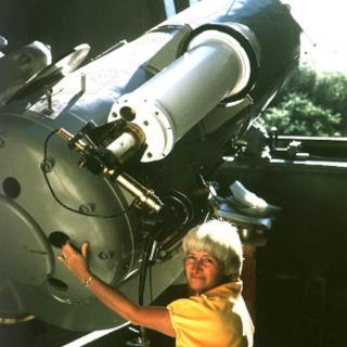 Carolyne Shoemaker con el telescopio que usaba en el Observatorio Monte Palomar. Crédito: Eugene Shoemaker/Wikipedia.