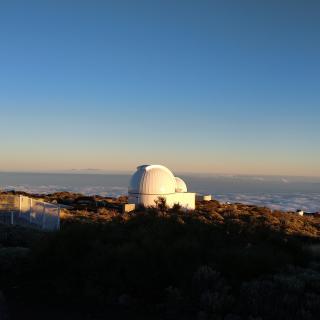 El telescopio ARTEMIS, en primer plano, y el telescopio IAC-80, al fondo, en el Observatorio del Teide, Tenerife. 