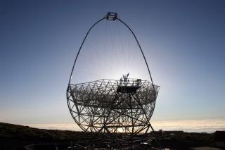 Telescopio Cherenkov MAGIC (Major Atmospheric Gamma Imaging Cherenkov Telescope), de 17 m de diámetro, para la observación de rayos gamma de alta energía y rayos cósmicos, situado en el Observatorio del Roque de los Muchachos, en la isla de La Palma. Crédito: Nik Szymanek / IAC.  Fuente: http://www.iac.es/bia/imagenes.php?id_cat=11&id=45&img=282