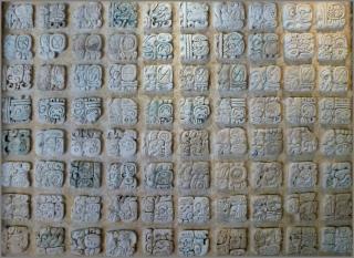 Panel con glifos mayas en el Museo de Sitio de Palenque (Chiapas, México). Foto: Carmen del Puerto.