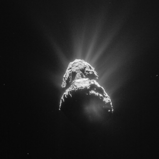 Foto del cometa 67P/Churyumov-Gerasimenko, tomada el 28 de abril de 2015 con la misión Rosetta. Créditos: ESA/Rosetta/NavCam – CC BY-SA IGO 3.0