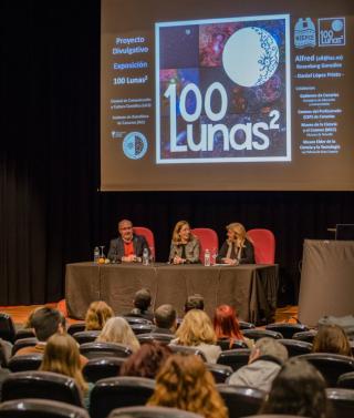 Presentación de la exposición y el proyecto "100 Lunas cuadradas" en el Museo de la Ciencia y el Cosmos. En la mesa, de izquierda a derecha: Rafael Rebolo, director del Instituto de Astrofísica de Canarias (IAC); Amaya Conde, presidenta de Museos de Tener
