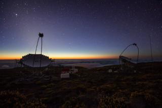 Los telescopios MAGIC en el Observatorio del Roque de los Muchachos (ORM). Crédito: Daniel López / IAC