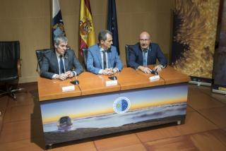 The Minister of Science, Innovation and Universities, Pedro Duque, accompanied by the President of the Government of the Canary Islands, Fernando Clavijo (left) and the director of the Instituto de Astrofísica de Canarias, Rafael Rebolo (right). Credit: I