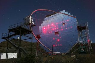 Imagen de uno de los telescopios MAGIC situado en el Observatorio del Roque de los Muchachachos (Garafía, La Palma). Crédito: Robert Wagner/MAGIC Collaboration
