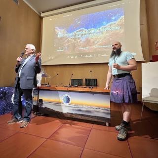 El astrofísico y divulgador Ethan Siegel junto al director del IAC, Valentín Martínez Pillet