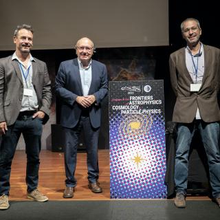 Los investigadores del IAC y organizadores de la presente edición de la Winter School Jorge Martin Camalich (izquierda) y Carlos Hernández-Monteagudo (derecha) con Rafael Rebolo, director del IAC (centro), en el Museo de la Ciencia y el Cosmos Los investigadores del IAC y organizadores de la presente edición de la Winter School Jorge Martin Camalich (izquierda) y Carlos Hernández-Monteagudo (derecha) con Rafael Rebolo, director del IAC (centro), en el Museo de la Ciencia y el Cosmos