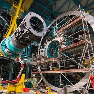 El 23 de agosto de 2024, el personal de la cumbre volvió a instalar la cámara de puesta en servicio (ComCam) del Observatorio Rubin en el telescopio. La ComCam había estado previamente en el telescopio, pero fue retirada antes de la instalación del espejo secundario a finales de julio. La ComCam -una versión más pequeña (144 megapíxeles) y sencilla de la cámara completa de 3200 megapíxeles del LSST- se está utilizando para actividades de prueba antes de instalar la cámara del LSST, lo que está previsto que