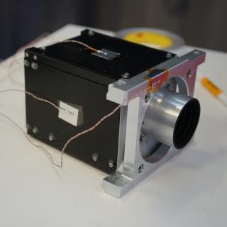Instrumento DRAGO con los termopares para la medida de temperatura durante los ensayos en la cámara de termo-vacío. Imagen tomada en las instalaciones del Área de Ensayos del INTA (Instituto Nacional de Técnica Aeroespacial). Crédito: Alba Peláez (IAC).