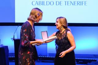 La presidenta del Cabildo de Tenerife, Rosa Dávila, entrega el título de Hija Predilecta a Adriana Lorenzo-Cáceres / Foto: Juanjo Velázquez (Cabildo de Tenerife)